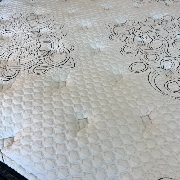 King Size Prelude Mattress by Southerland with Adjustable Base – Like New! - Picture 4 of 7